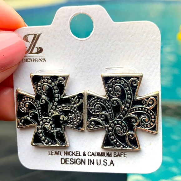 New Clip On Designer Like Earrings - Picture 1 of 4